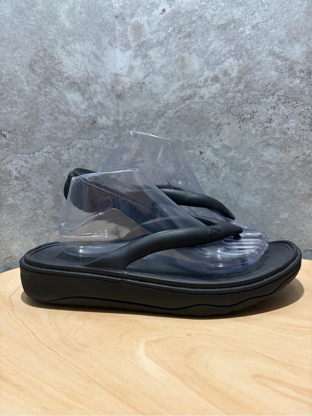 black FitFlop RelieFF Recovery Toe-Post Sandal size women’s 10